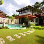 White Moon - Dream 5Br Villa In Legian Close To The Beach